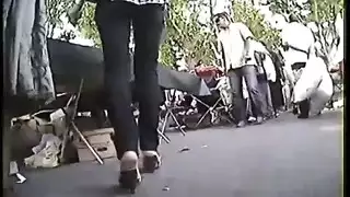 المشي بالأحذية المثيرة يبدو أقداماً عربية
