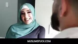 خادمة في سن المراهقة العربية مع الحجاب البنفسجي التي اشتعلت سرقة المال من قبل موكلها