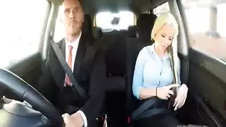 الكثير من الجنس في سيارة أجرة مع امرأة جميلة جدا
