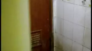 الهواة الآسيوية تمتص الديك الأبيض قبل الاستحمام