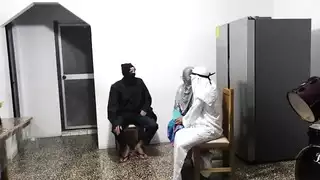 طقوس الخطوبة العربية! زوجان غير مخلصان يطلبان النصيحة أمام قس عربي، ثم ينتهي بهما الأمر بإتمام علاقتهما الإباحية العربية اللاتينية