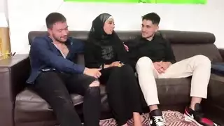 فتاة عربية تصاب بالجنون عندما تصل إلى إسبانيا وتريد اختراقًا مزدوجًا علياء ياسين