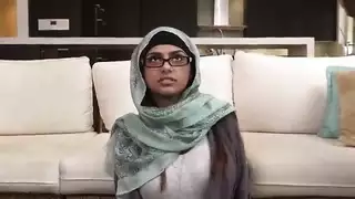 ميا خليفة لقطات مضحكة ونادرة لفرقة تضم نجمًا عربيًا