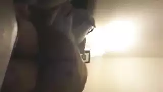 الأميرة العربية تركب شقيقها إلى