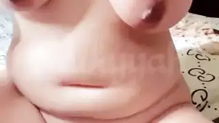 السمين الهواة العربي يحصل عارية تظهر ثديها الكبير وجمل الشعر