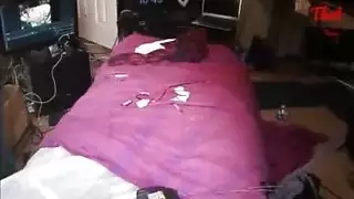 الثلاثي فتاتان ومحتوى إضافي