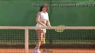 طالب التنس الأبيض مع النظارات يخون في صديقها مع حبيبها، في صالة الألعاب الرياضية.
