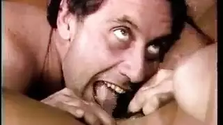 امرأة سمراء ناضجة مع شعر أسود، كانلي ديلاي ممارسة الجنس مع مونرو كايك في شقتها
