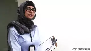 ميا خليفة الإباحية العربية يقيس الديك الأبيض مقابل الديك الأسود ()