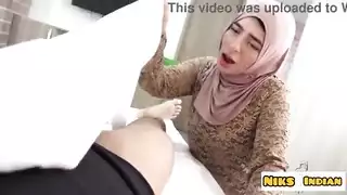 بيبايا مسلمة حجابي امرأة ملاعبة شقيقها في الحفل والحمار مع شقيقها في الحب