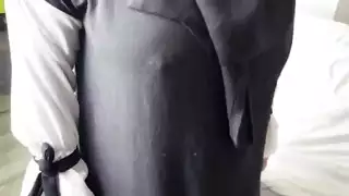 خادمة عربية يحصل على من قبل عميل الفندق