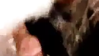 تدخين امرأة سمراء ساخنة هو تصوير فيديو إباحي لروتينها ، لأنه يثيرها