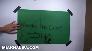 ميا خليفة خبير عربي في مص الديك يعطي صديق دروسا في اللسان