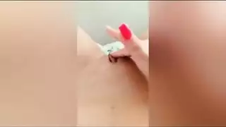 عشيقة البالغة من العمر عامًا ترضي رغباتها في النشوة الجنسية