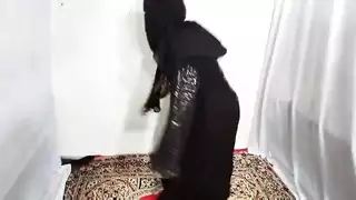 فتاة عربية مثيرة ترقص بشكل مثير وهي ترتدي الحجاب الأسود في المنزل، ديسي هندية وقحة أمروزيا تتحرك الثدي والحمار ترقص على الموسيقى العربية