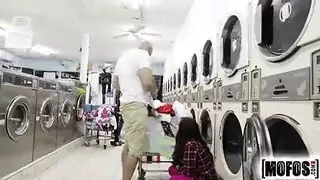 رجل مع العضلات تعطي القطع جار في غسل الملابس في الأماكن العامة