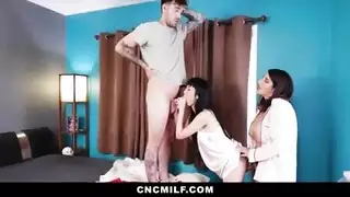 زوجة الأب تبني علاقة قوية مع ابنة زوجها وصديقها