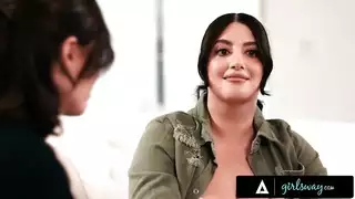 تجتمع الجندية المكدسة سارة عربي مع قائدها السابق كيسي كالفرت