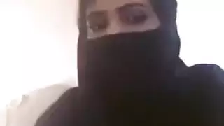 فتاة عربية تظهر الثدي على كاميرا ويب