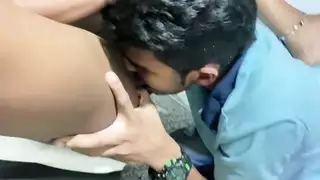 يتحول تنظيف أخت الأب إلى لقاء بين الأعراق المتشددين