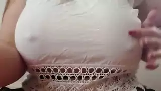 اللعب مع حلماتي الكبيرة