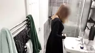 يا إلهي! لم أكن أعلم أن الفتيات العربيات يفعلن ذلك أمسكت بفتاة عربية مسلمة ترتدي الحجاب وهي تمارس العادة السرية في الحمام