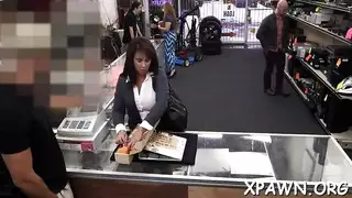امرأة مذهلة في جوارب سوداء المثيرة حصلت على بوسها يمسح وامتص على الكاميرا قبل أن تحصل مارس الجنس من الصعب