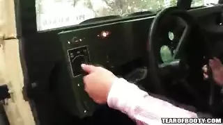 اثنين من الاطفال العرب تمتص الديك