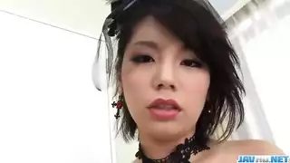 يابانية جميلة ساخنة تلعب في كسها المنتوف
