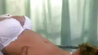 الجنس في المستشفى مع ممرضة والمريض الذي لم يمارس الجنس لمدة أسبوعين