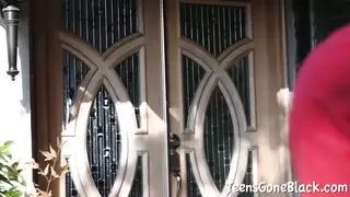 هذا الرجل الموهوب يمارس الجنس مع امرأة سمراء رائعة