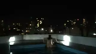لم يكن الماء كافياً لإخماد النار ، لذلك مارسنا الجنس في المسبح (المرة الأولى لي في بركة)