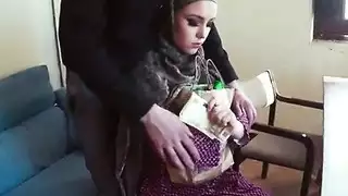 العربية كتي زوي تمتص ديك شخص غريب من أجل المال