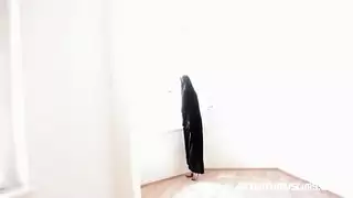 تبحث كاتي روز المسلمة التشيكية عن سكن لعائلتها