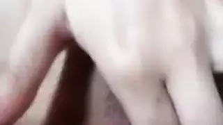 فتاة تركية تلعب مع نفسها