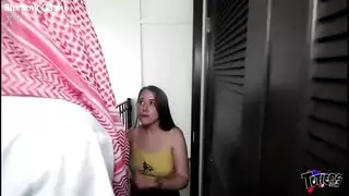 رجل عربي أسود يحصل على رأس من فتاة شقراء نصف حجمه