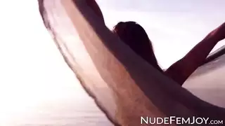 ثدي طبيعي فاتنة عاليه في عرض منفرد في الهواء الطلق الحسي