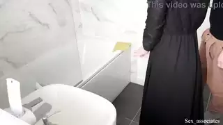 خادمة مسلمة عربية رائعة مارس الجنس في المؤخرة لمراجعة من فئة الخمس نجوم