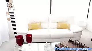 الجمال العربي مارس الجنس على طاولة التدليك
