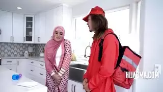زوجة عربية مفلس تحتضن الحياة الحرام