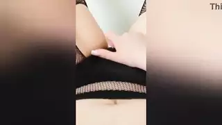 سراوي الداخلية لن تمنعني من الحصول على عدة هزات الجماع عندما يكون والداي نائمين
