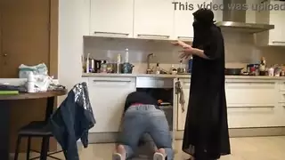 السباك البريطاني الملاعين الجفون المسلمين في مطبخها