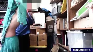 السارق العربي في سن المراهقة الجوفاء من قبل ضابط