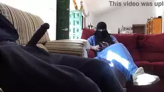 امرأة تركية لا تخاف عندما يعرض صديق زوجها قضيبه الأسود الكبير