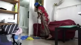خادمة مسلم غير مخلصة لا تمانع في تنظيف الديك الكبير الدهون للحصول على نصيحة!