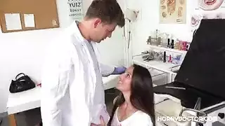 الفتاة سمراء لديها شعر في كس وممارسة الجنس مع الطبيب
