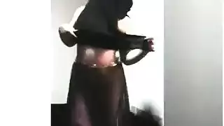 كويتية منقبة لابسة قميص نوم شفاف ترقص لعشيقها المصري
