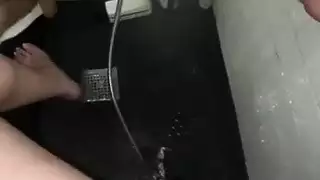 مع الجسم المثالي يستمني لها ضيق في سن المراهقة كس قبل دش