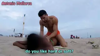 استمتع بممارسة الجنس بشكل رائع على الشاطئ مع هذه الفتاة الجميلة والمثيرة للغاية