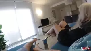 شعرت زوجة الأب بالأسف على ابن زوجها وضاجعته